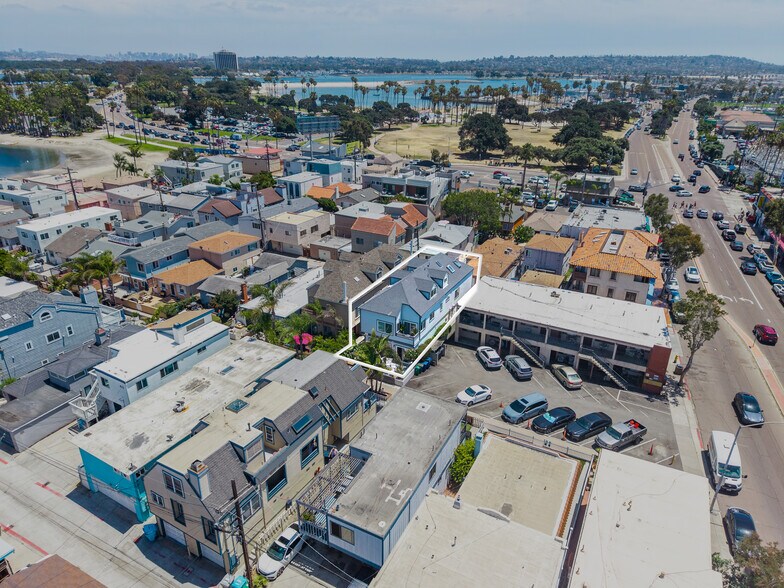 813 Isthmus Ct, San Diego, CA à vendre - Photo de l’immeuble – Image 2 sur 51