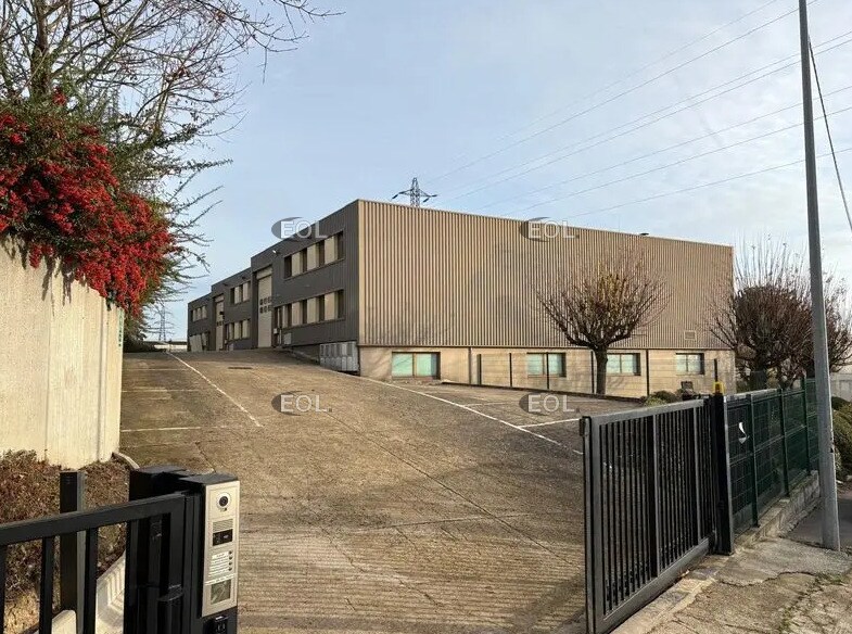 Local d’activités dans Neuilly-sur-Marne à louer - Photo de l’immeuble – Image 3 sur 9