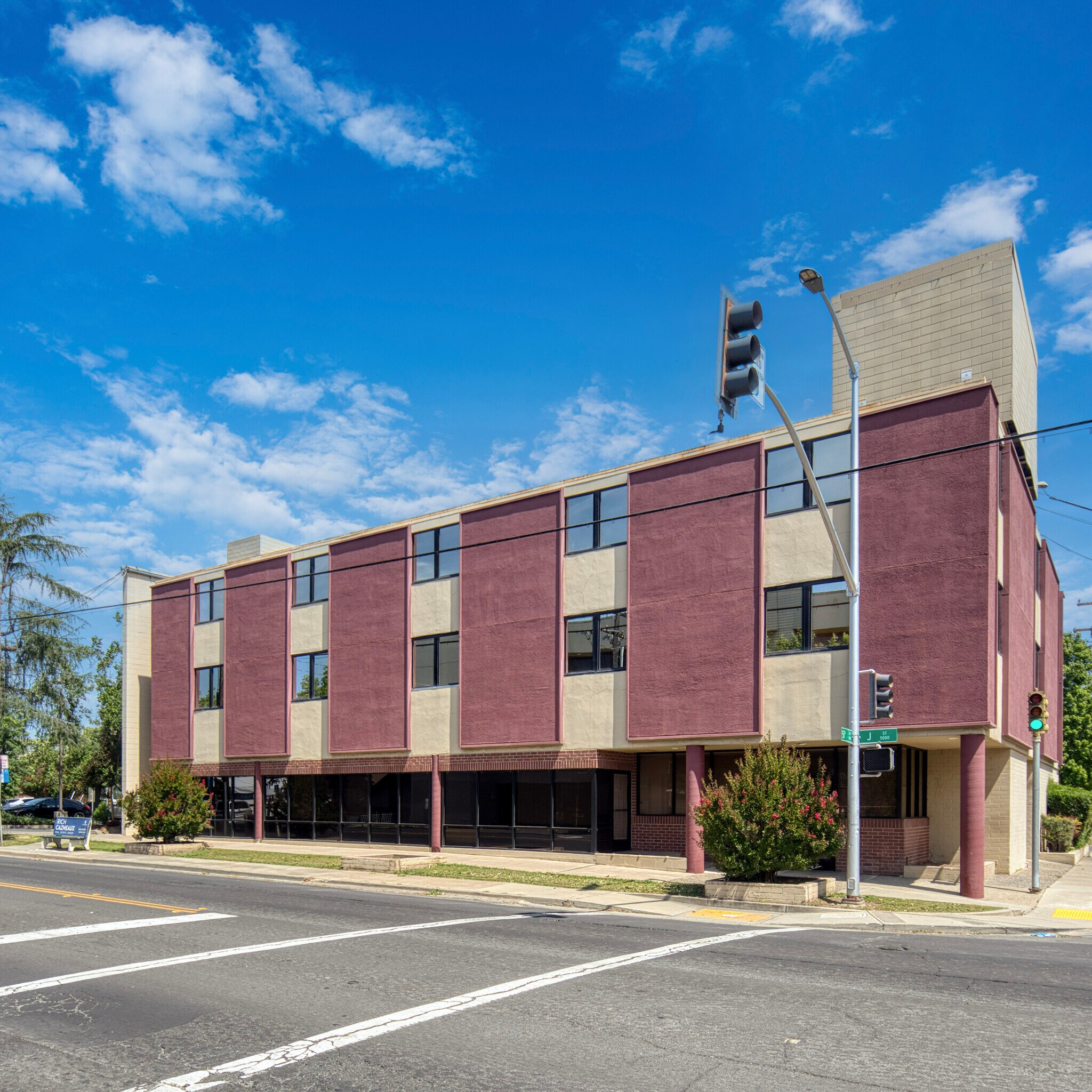 5025 J St, Sacramento, CA à vendre Photo de l’immeuble– Image 1 sur 6