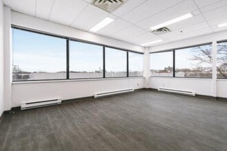 666 Boul Saint-Martin O, Laval, QC à louer Photo intérieure– Image 2 sur 7