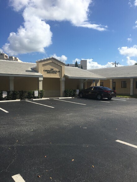 111 John F Kennedy Dr, Atlantis, FL à louer - Photo de l’immeuble – Image 2 sur 6