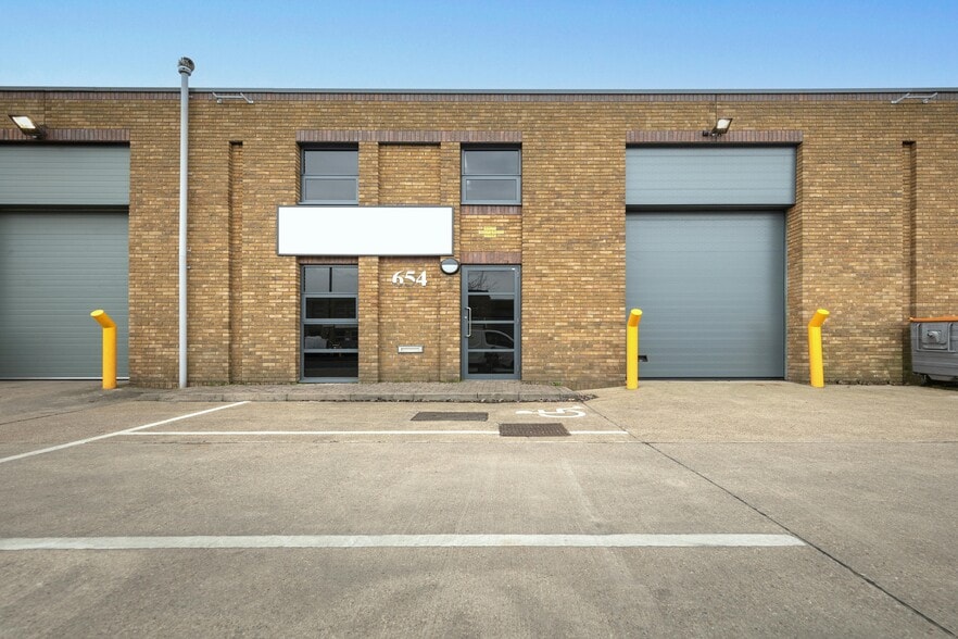 654 River Gdns, Feltham à louer - Photo de l’immeuble – Image 2 sur 9