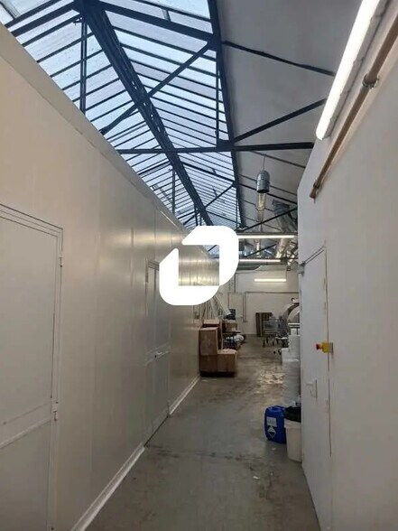 Local d'activités dans Ivry-sur-Seine à vendre - Photo de l’immeuble – Image 3 sur 12