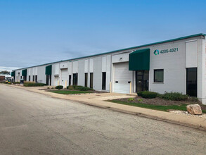 10501-10505 Delta Pky, Schiller Park, IL à louer Photo de l’immeuble– Image 1 sur 1