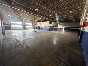 5500 N Lovers Lane Rd, Milwaukee, WI à louer Photo intérieure– Image 2 sur 11