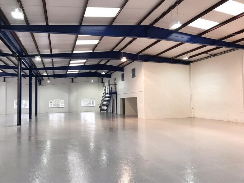 17 Invincible Rd, Farnborough à louer - Photo de l’immeuble – Image 2 sur 4