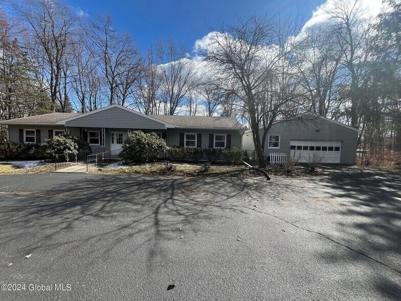 1612 Crescent Rd, Clifton Park, NY à vendre - Photo de l’immeuble – Image 2 sur 37