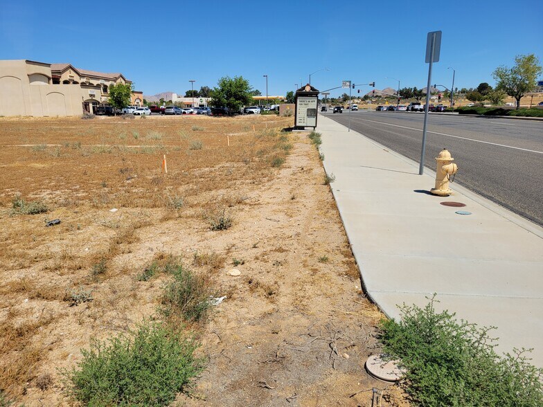 Apple Valley Rd, Apple Valley, CA à vendre - Photo de l’immeuble – Image 3 sur 17