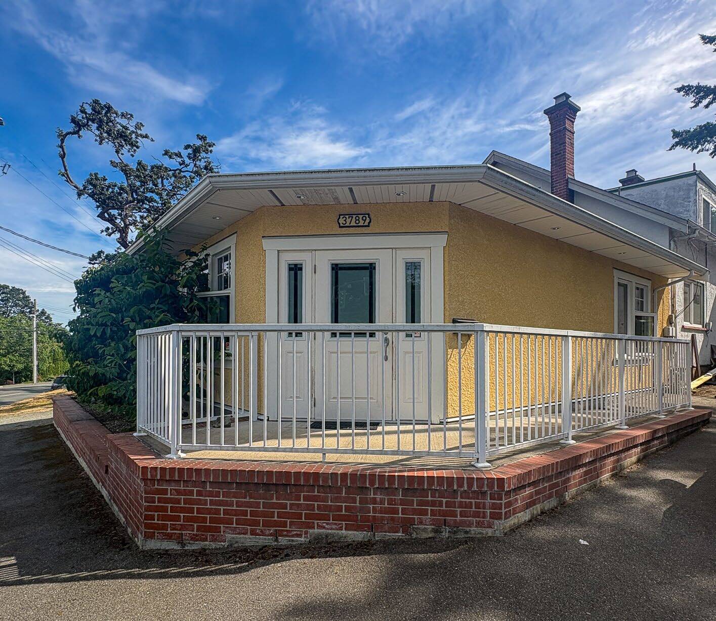 3789 Quadra St, Victoria, BC à louer Photo de l’immeuble– Image 1 sur 4