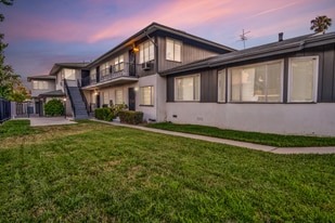 8 Units in NoHo with ADU Potential - Immobilier d'entreprise