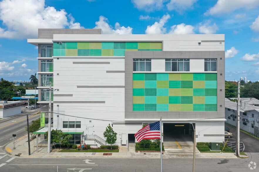 7865 NE 10th Ave, Miami, FL à louer - Photo de l’immeuble – Image 3 sur 4