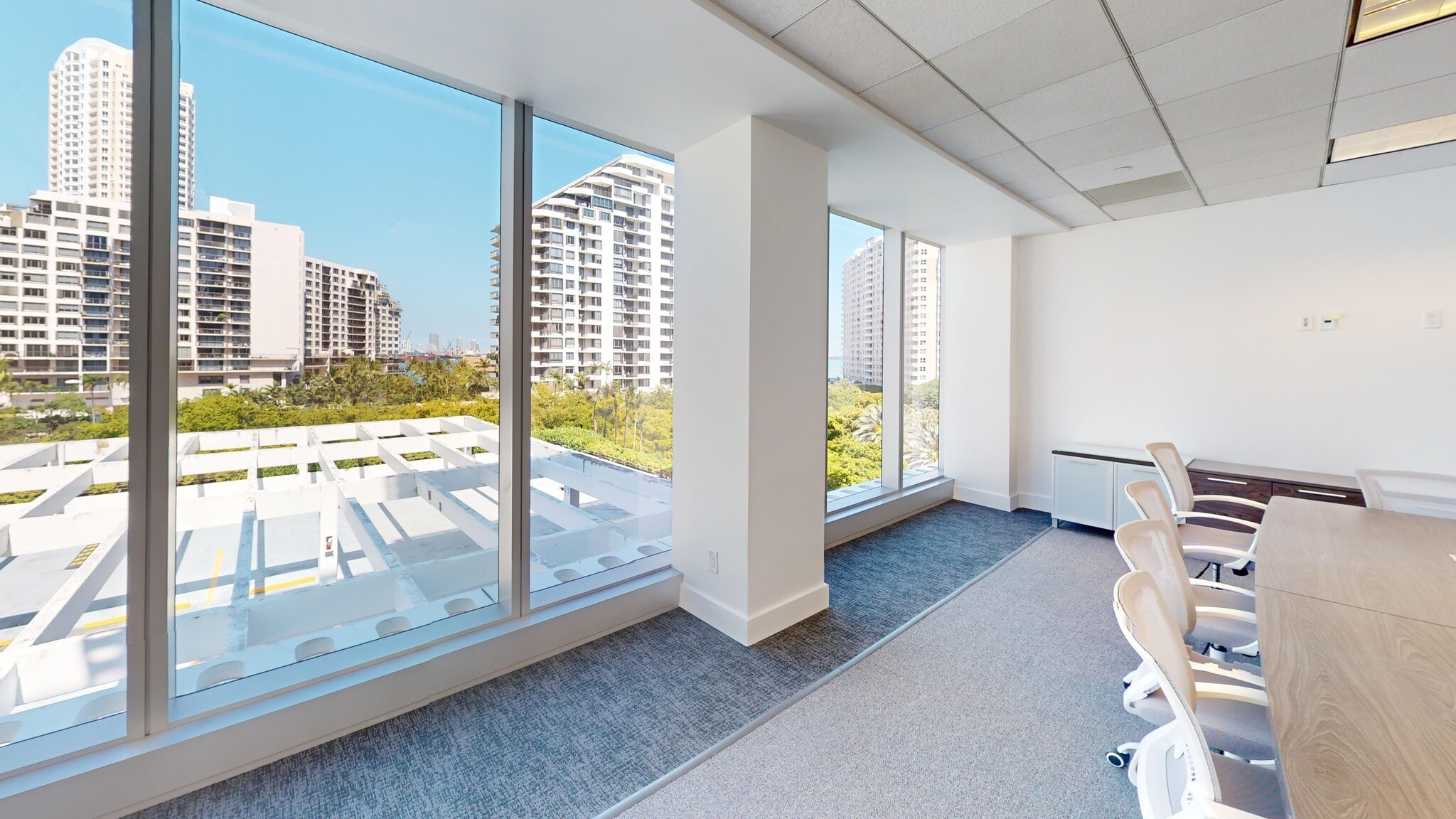 501 Brickell Key Dr, Miami, FL à louer Photo de l’immeuble– Image 1 sur 4