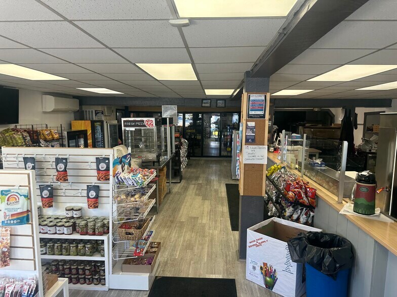 2 Chadborne Rd, Sebago Lake, ME à vendre - Photo de l’immeuble – Image 2 sur 10