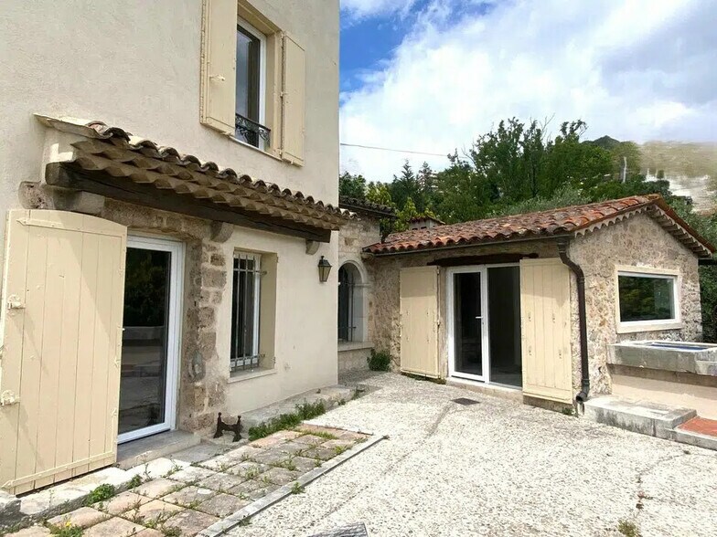 Bureau dans Grasse à vendre - Photo de l’immeuble – Image 3 sur 16