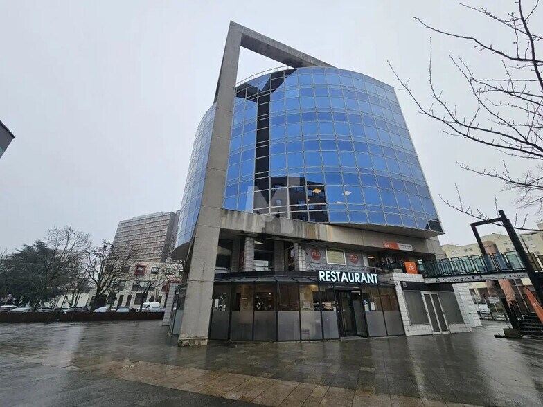 Bureau dans Évry-Courcouronnes à vendre - Photo de l’immeuble – Image 1 sur 8
