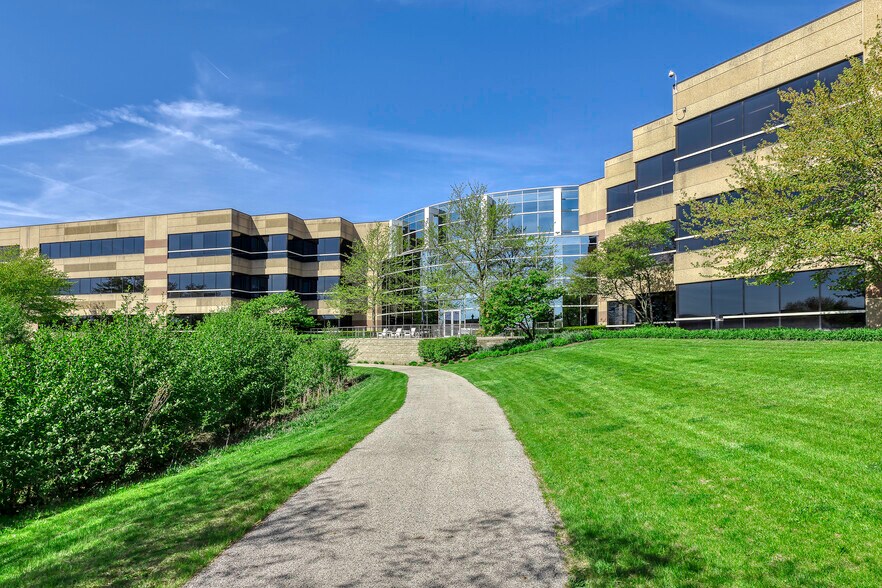 544 Lakeview Pky, Vernon Hills, IL à louer - Photo de l’immeuble – Image 1 sur 16