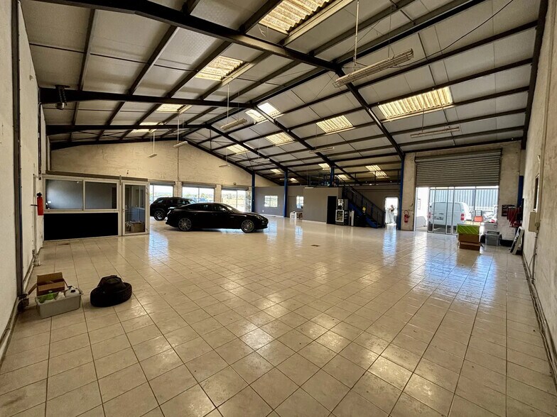 Local commercial dans Saint-Maximin-la-Sainte-Baume à louer - Photo intérieure – Image 3 sur 4