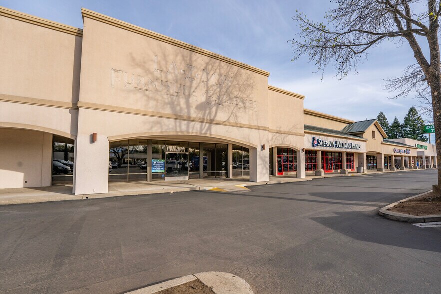 Village Plaza Shopping Center portefeuille de 3 biens à vendre sur LoopNet.fr - Photo de l’immeuble – Image 3 sur 5