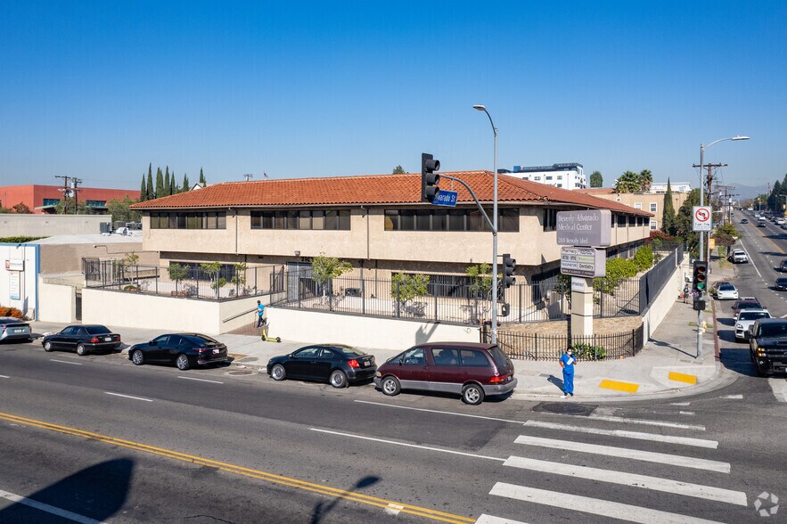 2105 W Beverly Blvd, Los Angeles, CA à vendre - Photo de l’immeuble – Image 2 sur 5