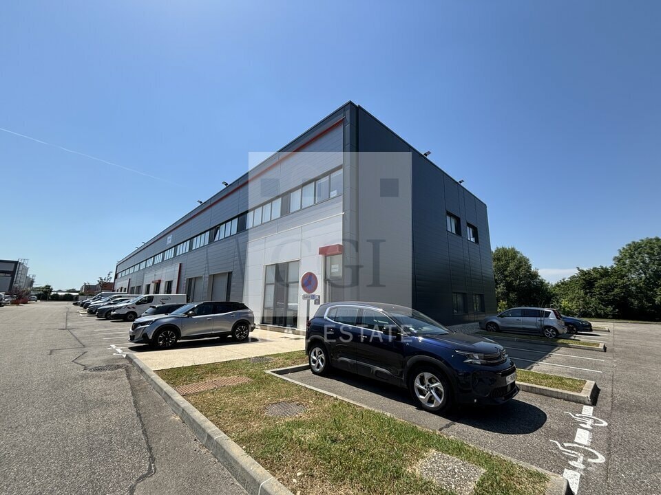 355 Avenue Henri Schneider, Meyzieu à louer Photo de l’immeuble– Image 1 sur 24
