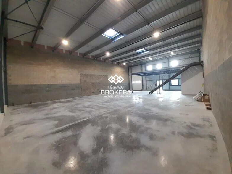 Local d’activités dans Saint-Jean-de-la-Ruelle à louer - Photo intérieure – Image 2 sur 8