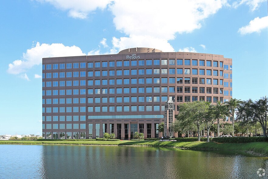 5201 Waterford District Dr, Miami, FL à louer - Photo de l’immeuble – Image 1 sur 2