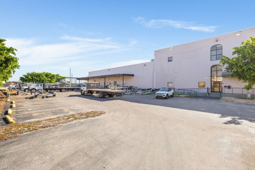 14705 NW 25th Ct, Opa-locka, FL à vendre - Photo de l’immeuble – Image 1 sur 11