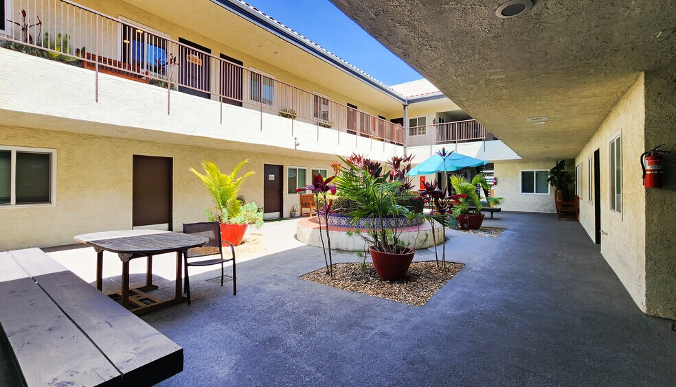 18821 Delaware St, Huntington Beach, CA à louer - Photo de l’immeuble – Image 2 sur 9