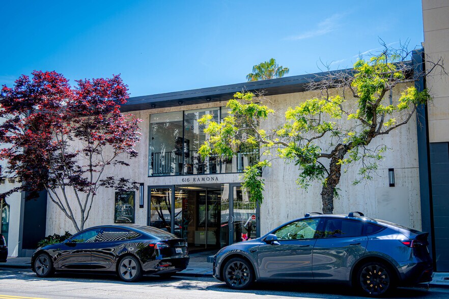 616 Ramona St, Palo Alto, CA à louer - Photo de l’immeuble – Image 1 sur 13
