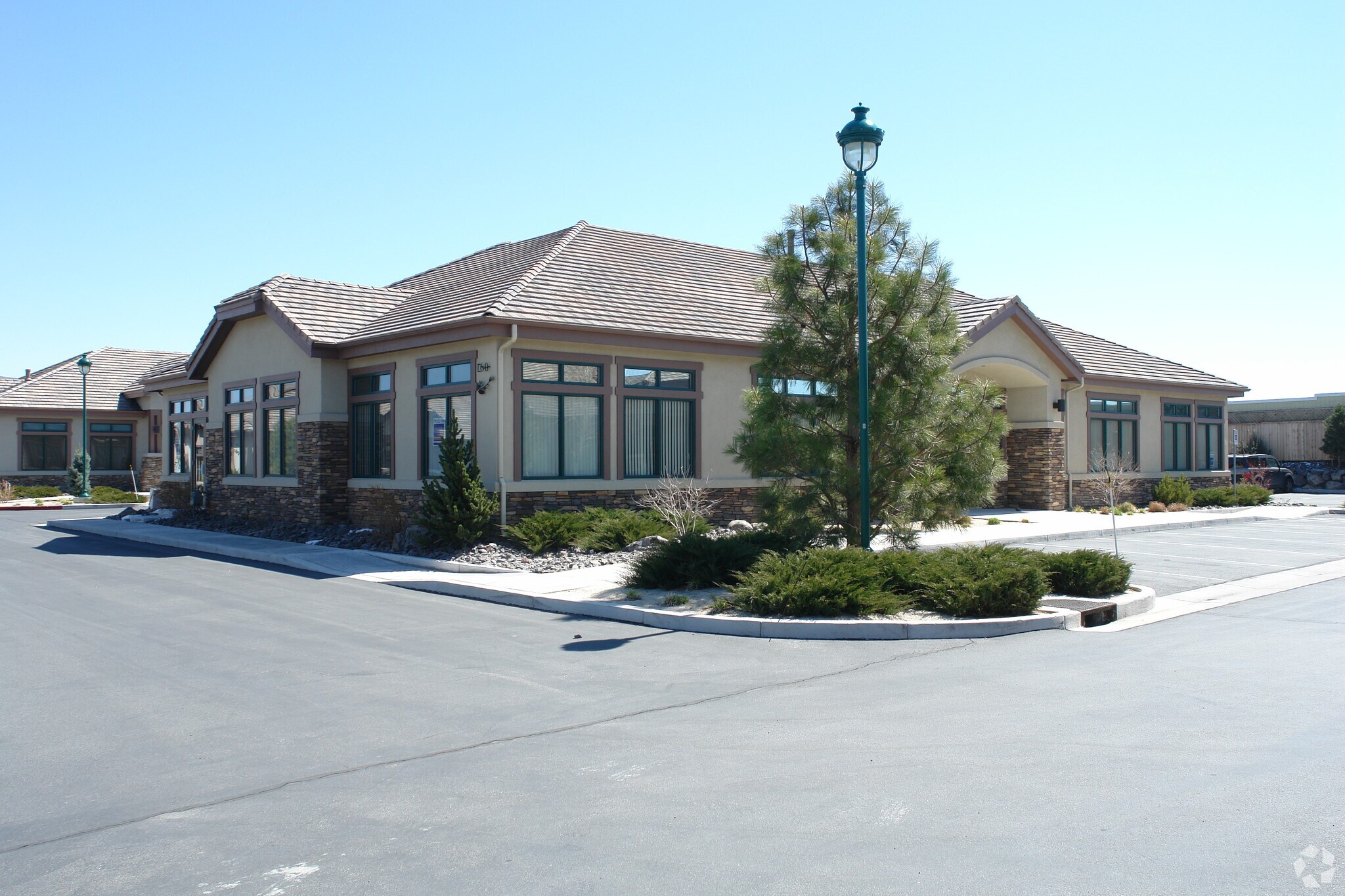160 W Huffaker Ln, Reno, NV à vendre Photo principale– Image 1 sur 19