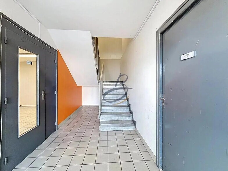 Local commercial dans Bourgoin-Jallieu à louer - Hall d’entrée – Image 3 sur 19