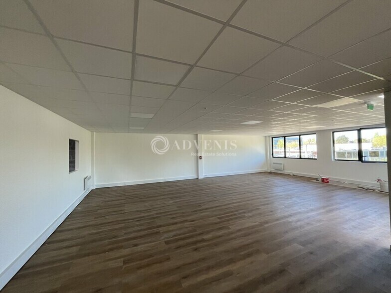 Local d'activités dans Buc à vendre - Photo intérieure – Image 3 sur 11