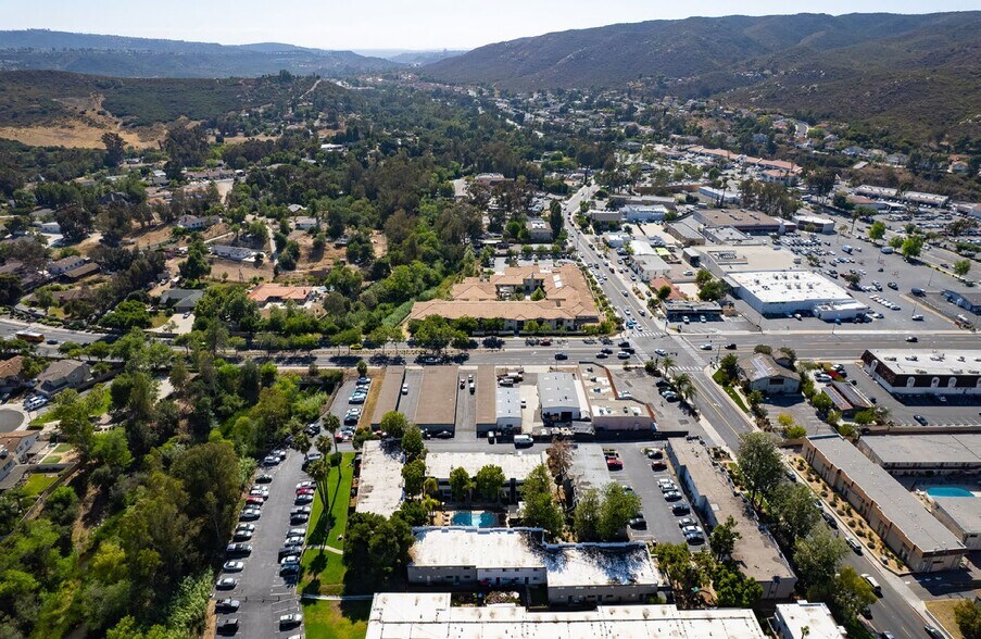 12425 Oak Knoll Rd, Poway, CA à vendre - Photo de l’immeuble – Image 3 sur 22