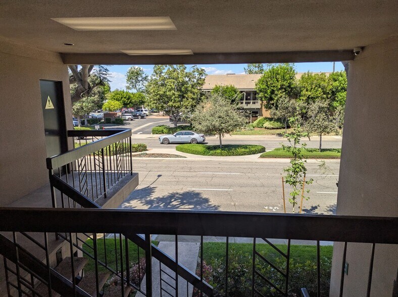 17722 Irvine Blvd, Tustin, CA à vendre - Photo de l’immeuble – Image 2 sur 5