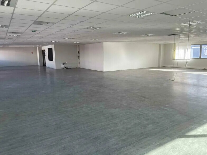 Local d’activités dans Saint-Priest à louer - Photo de l’immeuble – Image 2 sur 12