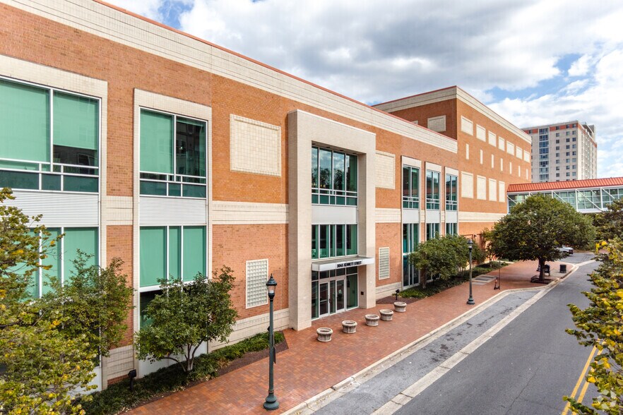 8045 Kennett St, Silver Spring, MD à louer - Photo de l’immeuble – Image 2 sur 9