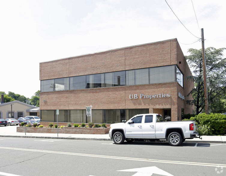 321 Railroad Ave, Greenwich, CT à vendre - Photo de l’immeuble – Image 2 sur 2
