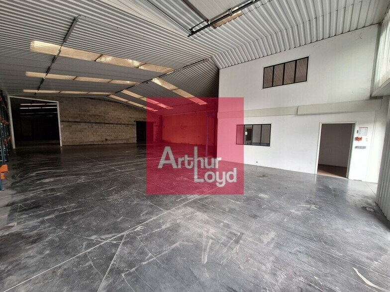 Local d'activités dans Riom à vendre - Photo de l’immeuble – Image 1 sur 8