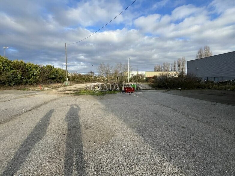 Industriel/Logistique dans Coignières à louer - Photo de l’immeuble – Image 3 sur 4