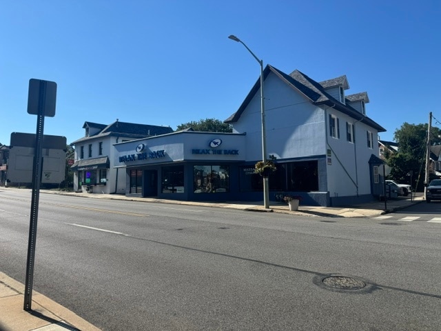 1016 W Lancaster Ave, Bryn Mawr, PA à louer - Photo de l’immeuble – Image 3 sur 5
