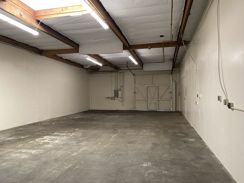 1261-1271 E Edna Pl, Covina, CA à louer - Photo de l’immeuble – Image 3 sur 13
