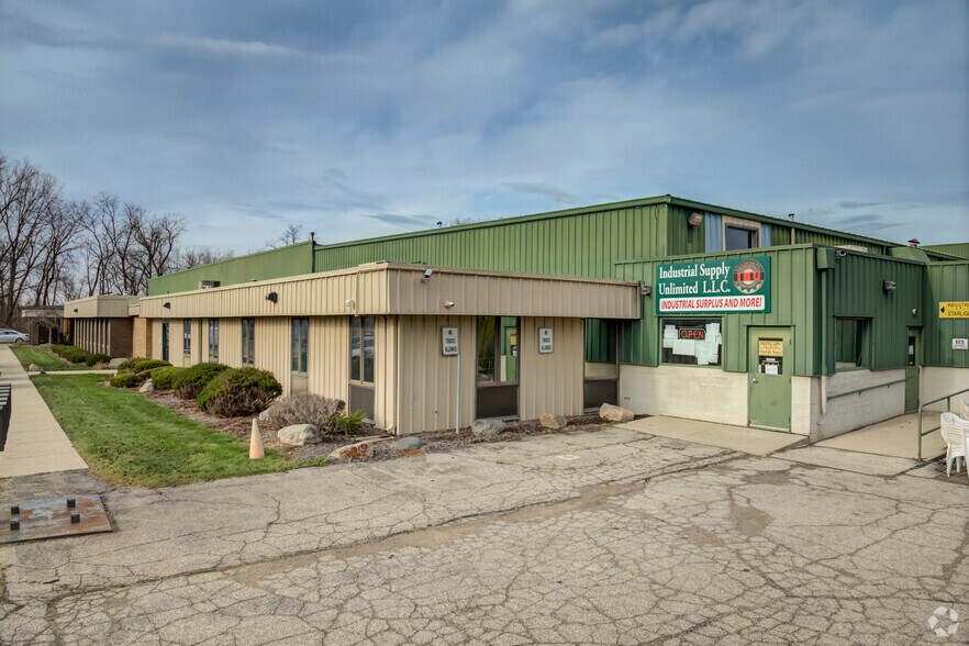 2440 W Highland Rd, Howell, MI à louer - Photo principale – Image 1 sur 10