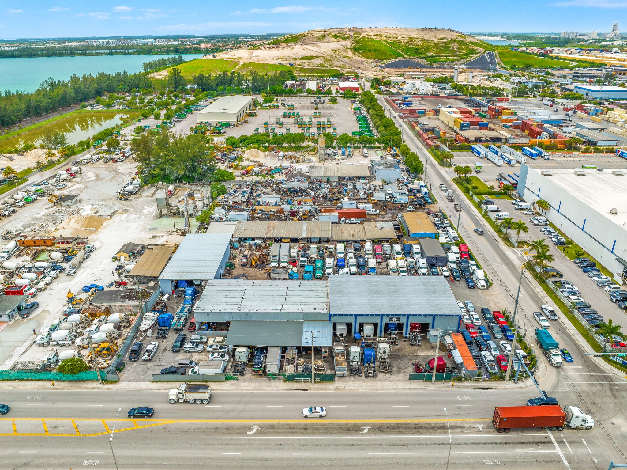 8700 NW 93rd St, Medley, FL à vendre Photo principale– Image 1 sur 12