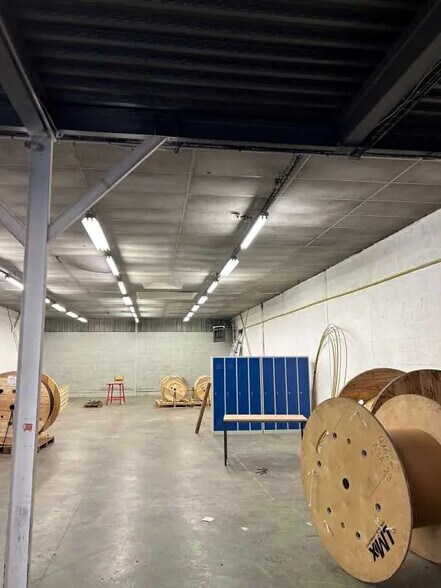 Local d’activités dans Malaunay à louer - Photo de l’immeuble – Image 3 sur 3