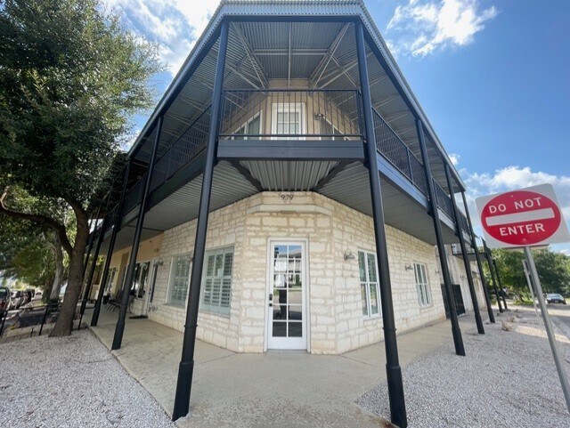 979 N Academy Ave, New Braunfels, TX à louer - Photo de l’immeuble – Image 3 sur 8