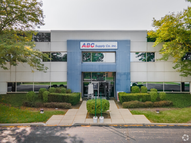 740 Frontenac Rd, Naperville, IL à louer - Photo de l’immeuble – Image 1 sur 6