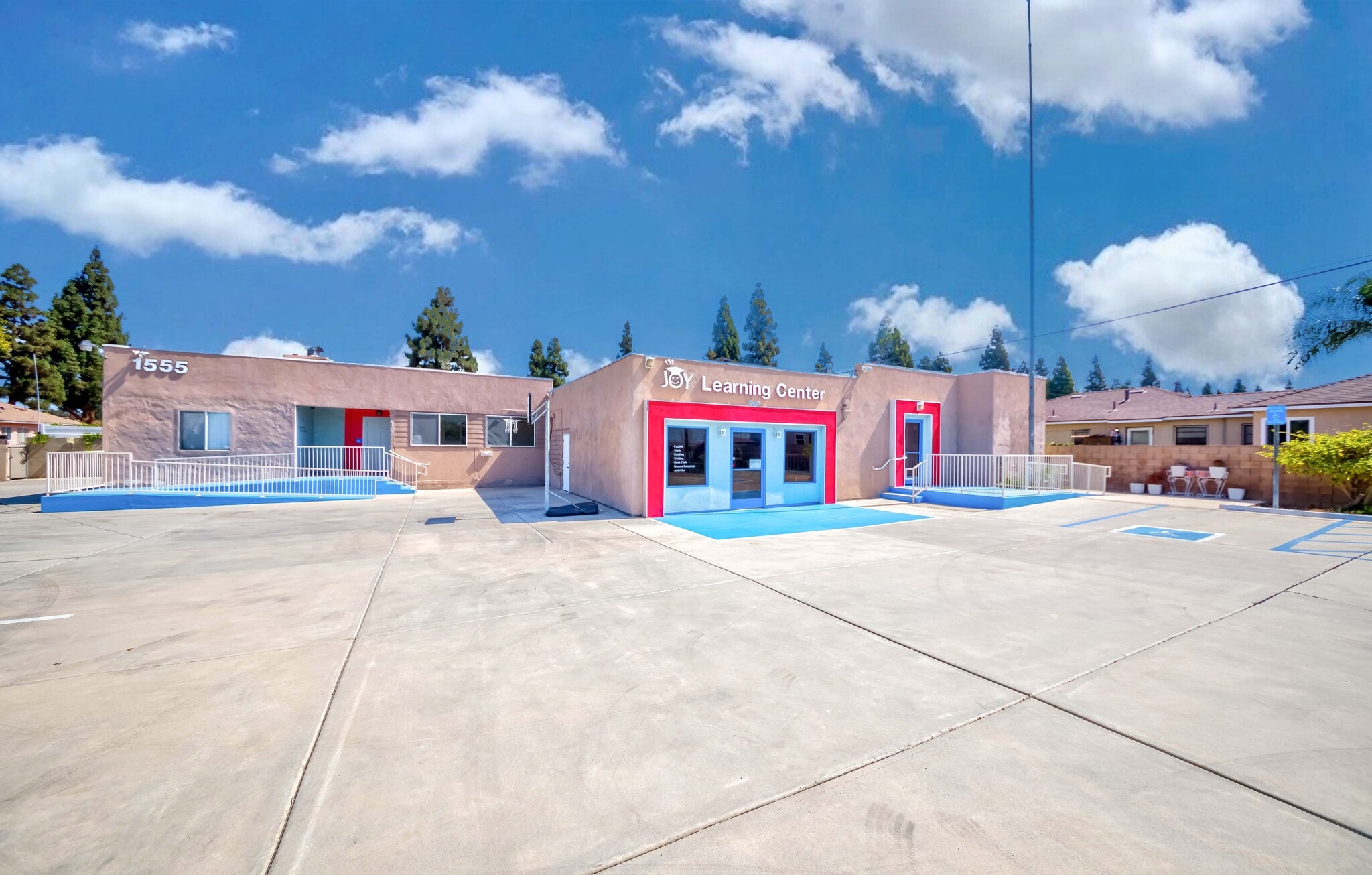 1555 W Commonwealth Ave, Fullerton, CA à louer Photo principale– Image 1 sur 81