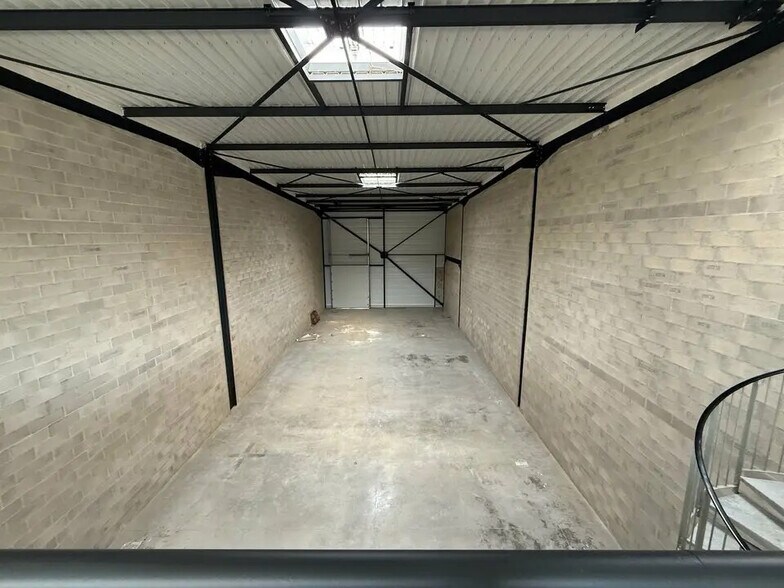 Local d'activités dans Persan à vendre - Photo de l’immeuble – Image 2 sur 10