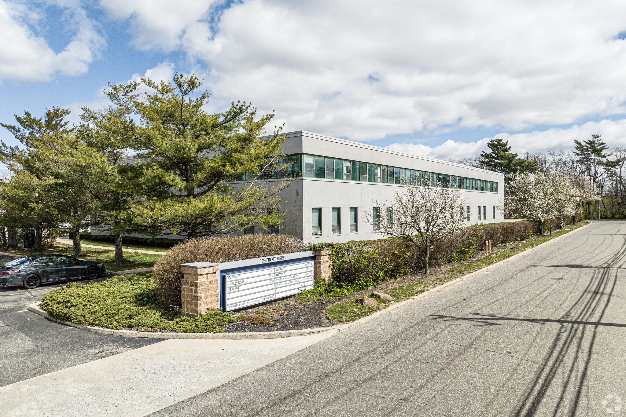 123 Frost St, Westbury, NY à louer Photo principale– Image 1 sur 10