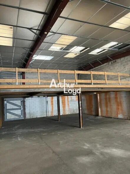 Local d’activités dans Mandelieu-la-Napoule à louer - Photo de l’immeuble – Image 3 sur 5